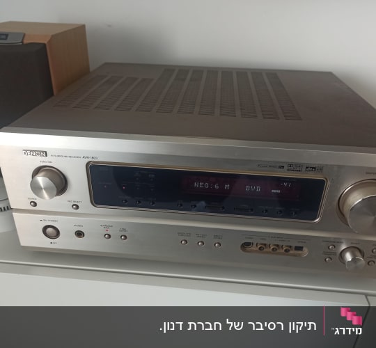 רסיבר דנון AVR-1803 ורמקול JBL על מדף לבן